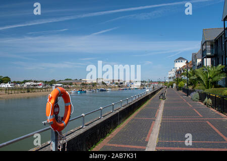 Fluss Arun Littlehampton mit Yachten und Motorboote vertäut an der West Bank, Blick nach Norden und zeigt den Fußgängerweg. Stockfoto