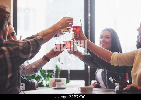 Gruppe von jungen Freunden Spaß haben und Lachen während des Essens am Tisch im Restaurant Stockfoto