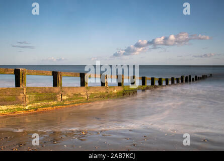 Ruhiges Meer auf Littlehampton Strand An einem warmen Nachmittag im Oktober. Stockfoto