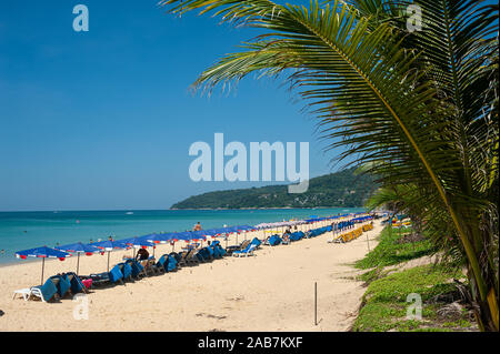 16.11.2019, Phuket, Thailand, Asien - Urlauber unter den Sonnenschirmen genießen Sie Sonne, Sand und Meer am Karon Strand, ein beliebtes Urlaubsziel. Stockfoto