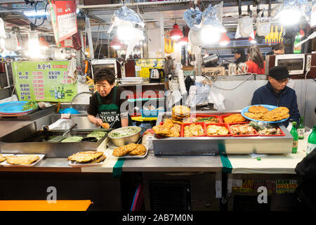 Seoul, Südkorea - November 2019 - Food Market Gwangjang Stockfoto