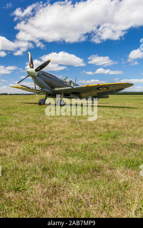 SUPERMARINE SPITFIRE MARK IXB, MH 434, ENGLAND - 11. AUGUST 2013, Supermarine Spitfire Mark IXb Weltkrieg zwei Kampfflugzeug, von der Graspiste geparkt Stockfoto