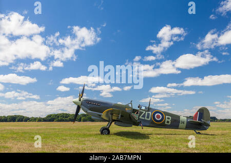 SUPERMARINE SPITFIRE MARK IXB, MH 434, ENGLAND - 11. AUGUST 2013, Supermarine Spitfire Mark IXb Weltkrieg zwei Kampfflugzeug, von der Graspiste geparkt Stockfoto