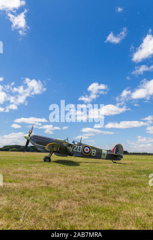 SUPERMARINE SPITFIRE MARK IXB, MH 434, ENGLAND - 11. AUGUST 2013, Supermarine Spitfire Mark IXb Weltkrieg zwei Kampfflugzeug, von der Graspiste geparkt Stockfoto