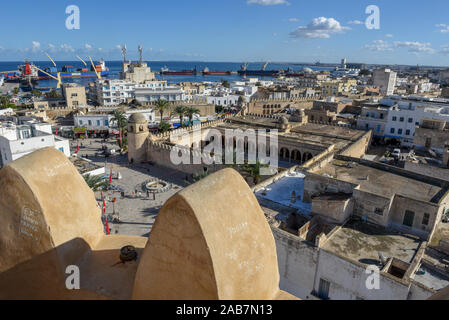 Sousse, Tunesien - 7 November 2019: Blick auf grande Moschee und den Hafen von Sousse in Tunesien Stockfoto