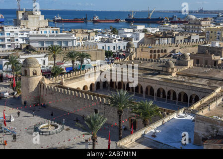 Sousse, Tunesien - 7 November 2019: Blick auf grande Moschee und den Hafen von Sousse in Tunesien Stockfoto