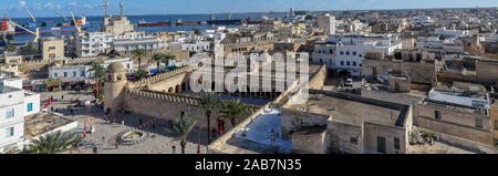 Sousse, Tunesien - 7 November 2019: Blick auf grande Moschee und den Hafen von Sousse in Tunesien Stockfoto