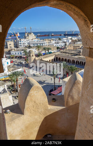 Sousse, Tunesien - 7 November 2019: Blick auf grande Moschee und den Hafen von Sousse in Tunesien Stockfoto