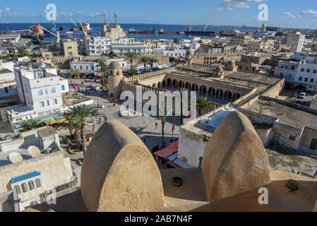 Sousse, Tunesien - 7 November 2019: Blick auf grande Moschee und den Hafen von Sousse in Tunesien Stockfoto