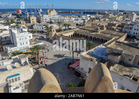 Sousse, Tunesien - 7 November 2019: Blick auf grande Moschee und den Hafen von Sousse in Tunesien Stockfoto