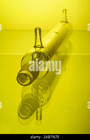 Chemische Glaswaren mit Reflexion auf Hintergrund Stockfoto