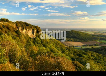 Landschaftlich schöne lange - Abstand (Whitestone Cliff, Haube Hill, sonnenbeschienenen Landschaft & Abend blauer Himmel) - Sutton Bank, North Yorkshire, England, Großbritannien Stockfoto