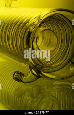 Chemische Glaswaren mit Reflexion auf Hintergrund Stockfoto