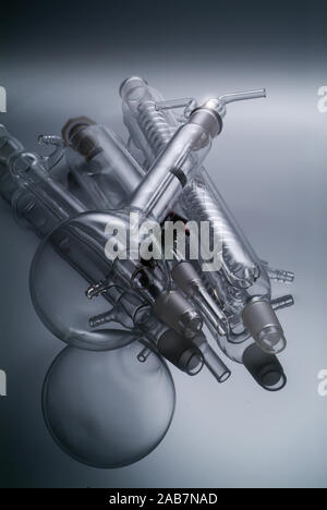 Chemische Glaswaren mit Reflexion auf Hintergrund Stockfoto