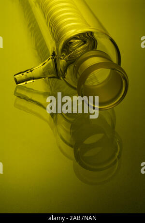 Chemische Glaswaren mit Reflexion auf Hintergrund Stockfoto