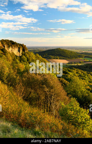 Landschaftlich schöne lange - Abstand (Whitestone Cliff, Haube Hill, sonnenbeschienenen Landschaft & Abend blauer Himmel) - Sutton Bank, North Yorkshire, England, Großbritannien Stockfoto