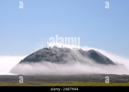 Nebel über Point Sur, Halbinsel an der California State Route 1, Highway 1, Küstenstraße entlang des Pazifischen Ozeans, Kalifornien, USA Stockfoto