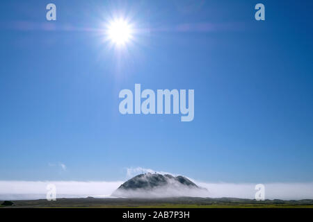 Nebel über Point Sur, Halbinsel an der California State Route 1, Highway 1, Küstenstraße entlang des Pazifischen Ozeans, Kalifornien, USA Stockfoto