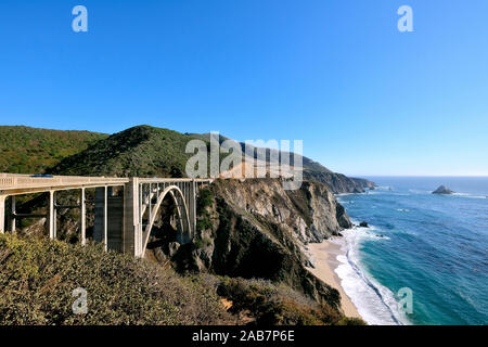 Bixby Creek Bridge, konkrete Bogenbrücke an der California State Route 1, Landstraße 1, Küstenstraße entlang des Pazifischen Ozeans, Kalifornien, USA Stockfoto