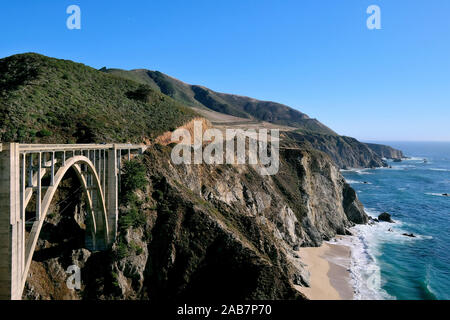 Bixby Creek Bridge, konkrete Bogenbrücke an der California State Route 1, Landstraße 1, Küstenstraße entlang des Pazifischen Ozeans, Kalifornien, USA Stockfoto