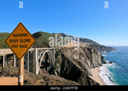 Warnschilder am Bixby Creek Bridge, der California State Route 1, Landstraße 1, Küstenstraße entlang des Pazifischen Ozeans, Kalifornien, USA Stockfoto