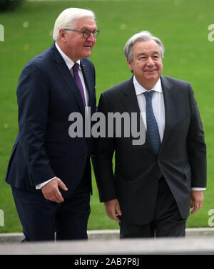 Berlin, Deutschland. 26 Nov, 2019. Präsident Frank-Walter Steinmeier (l) erhält António Guterres, der Generalsekretär der Vereinten Nationen, für Gespräche vor Schloss Bellevue. Quelle: Wolfgang Kumm/dpa/Alamy leben Nachrichten Stockfoto