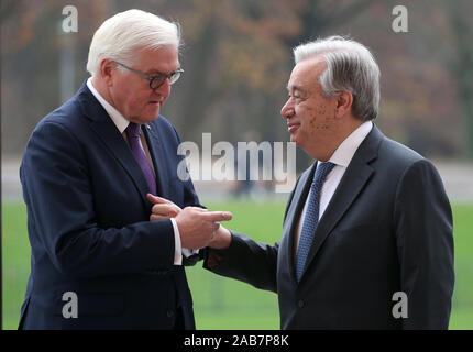 Berlin, Deutschland. 26 Nov, 2019. Präsident Frank-Walter Steinmeier (l) erhält António Guterres, der Generalsekretär der Vereinten Nationen, für Gespräche vor Schloss Bellevue. Quelle: Wolfgang Kumm/dpa/Alamy leben Nachrichten Stockfoto