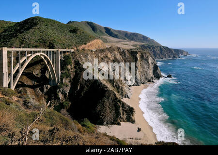 Bixby Creek Bridge, konkrete Bogenbrücke an der California State Route 1, Landstraße 1, Küstenstraße entlang des Pazifischen Ozeans, Kalifornien, USA Stockfoto