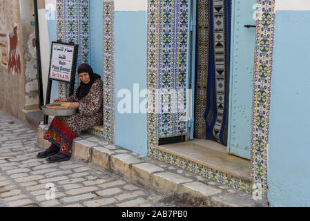 Sousse, Tunesien - 7 November 2019: Frau vor einem Hamam in Sousse in Tunesien Stockfoto