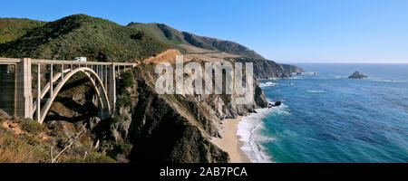 Bixby Creek Bridge, konkrete Bogenbrücke an der California State Route 1, Landstraße 1, Küstenstraße entlang des Pazifischen Ozeans, Kalifornien, USA Stockfoto