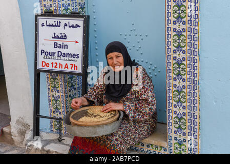 Sousse, Tunesien - 7 November 2019: Frau vor einem Hamam in Sousse in Tunesien Stockfoto