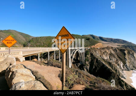 Warnschilder am Bixby Creek Bridge, der California State Route 1, Landstraße 1, Küstenstraße entlang des Pazifischen Ozeans, Kalifornien, USA Stockfoto