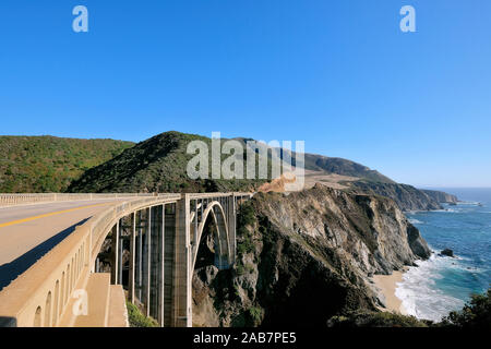 Bixby Creek Bridge, konkrete Bogenbrücke an der California State Route 1, Landstraße 1, Küstenstraße entlang des Pazifischen Ozeans, Kalifornien, USA Stockfoto