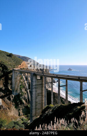 Bixby Creek Bridge, konkrete Bogenbrücke an der California State Route 1, Landstraße 1, Küstenstraße entlang des Pazifischen Ozeans, Kalifornien, USA Stockfoto