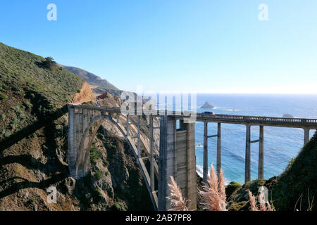 Bixby Creek Bridge, konkrete Bogenbrücke an der California State Route 1, Landstraße 1, Küstenstraße entlang des Pazifischen Ozeans, Kalifornien, USA Stockfoto