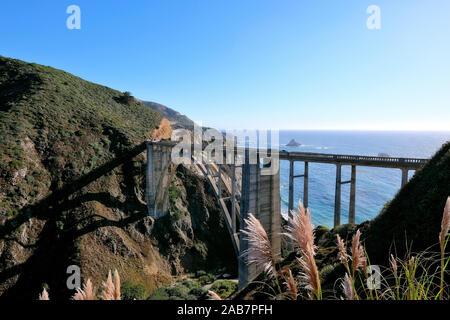 Bixby Creek Bridge, konkrete Bogenbrücke an der California State Route 1, Landstraße 1, Küstenstraße entlang des Pazifischen Ozeans, Kalifornien, USA Stockfoto