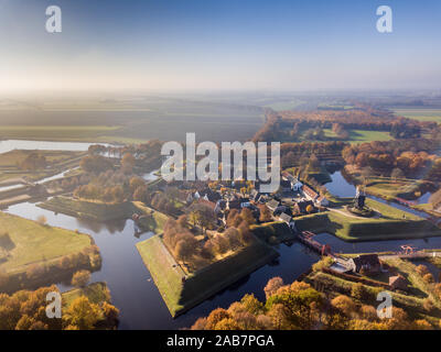 Luftaufnahme der Festung von Bourtange. Dies ist eine historische sternförmigen fort in der Provinz Groningen in herbstlichen Farben von oben gesehen Stockfoto