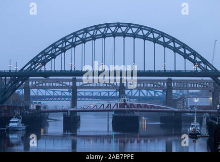 Newcastle upon Tyne, England, UK. 26. November 2019. Wetter: Blick auf den Fluss Tyne und Brücken bei Sonnenaufgang an einem grauen und verregneten Morgen im Nordosten. Credit: Alan Dawson/Alamy leben Nachrichten Stockfoto