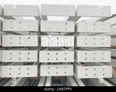 Weiße Metallträger. Gestapelte Metallteile eines Vorgefertigte Gebäude. Schnell gebauten camp Bau Teile im Lager. Stockfoto