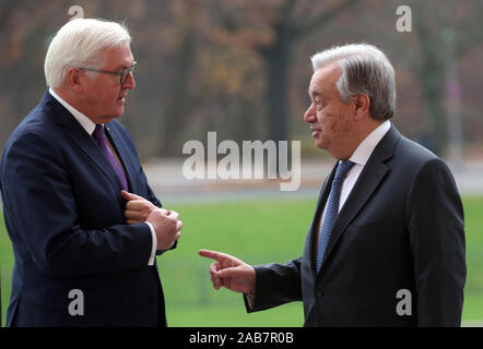 Berlin, Deutschland. 26 Nov, 2019. Präsident Frank-Walter Steinmeier (l) erhält António Guterres, der Generalsekretär der Vereinten Nationen, für Gespräche vor Schloss Bellevue. Quelle: Wolfgang Kumm/dpa/Alamy leben Nachrichten Stockfoto