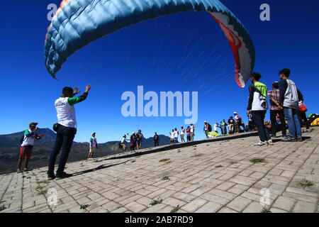 In paralayang Megasari Hill, Ijen Krater Plateau, Ost Java, Indonesien Stockfoto