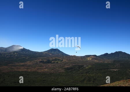 In paralayang Megasari Hill, Ijen Krater Plateau, Ost Java, Indonesien Stockfoto