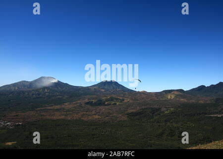 In paralayang Megasari Hill, Ijen Krater Plateau, Ost Java, Indonesien Stockfoto