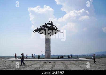 Izmir, Türkei - Juni 5, 2017: Baum der Republik Statue und Leute an Gundogdu Platz zwischen den Stadtteilen Alsancak und Konak in Izmir. Stockfoto