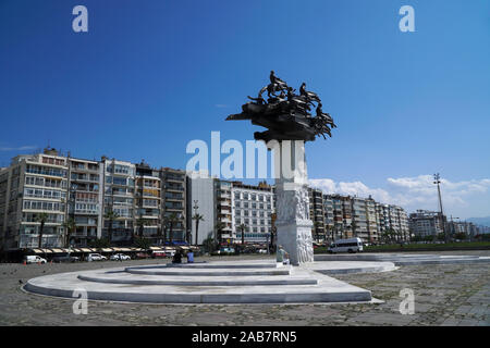 Izmir, Türkei - Juni 5, 2017: Baum der Republik Statue und Gebäude mit Menschen auf Gundogdu Platz zwischen den Stadtteilen Alsancak, Konak. Stockfoto