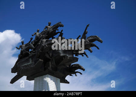 Izmir, Türkei - Juni 5, 2017: Baum der Republik Statue an Gundogdu Platz zwischen den Stadtteilen Alsancak und Konak in Izmir an einem sonnigen Tag. Stockfoto