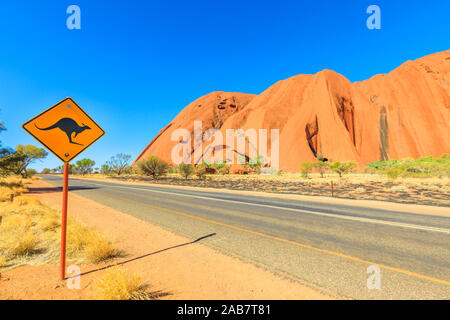 Kangaroo crossing Warnschild entlang Ayers Rock im Uluru-Kata Tjuta National Park, UNESCO, Northern Territory, Australien, Pazifik Stockfoto