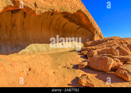 Wave geformten Felsen entlang Mala Spaziergang an der Basis des Ayers Rock in den Uluru-Kata Tjuta Nationalpark, UNESCO, Northern Territory, Australien, Pazifik Stockfoto