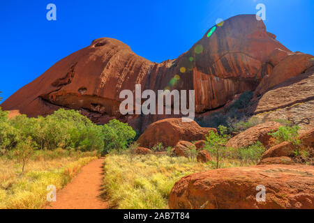 Roter Sand weg und Bush Vegetation im Winter entlang Uluru Base Walk, Ayers Rock, Uluru-Kata Tjuta National Park, UNESCO, Australien, Pazifik Stockfoto