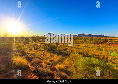 Sonnenstrahlen am Nachmittag des Kata Tjuta im Uluru-Kata Tjuta National Park bei Sonnenuntergang, der UNESCO, dem australischen Outback, Northern Territory, Australien, Pazifik Stockfoto
